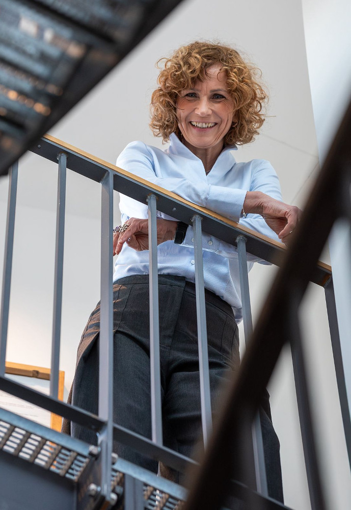 Clarissa Lenz auf der Treppe stehend